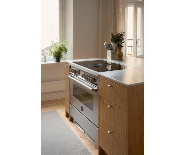 Bertazzoni MASCH94I1EXT ingebouwd in keukenopstelling tussen houten kasten, aanrechtlevel