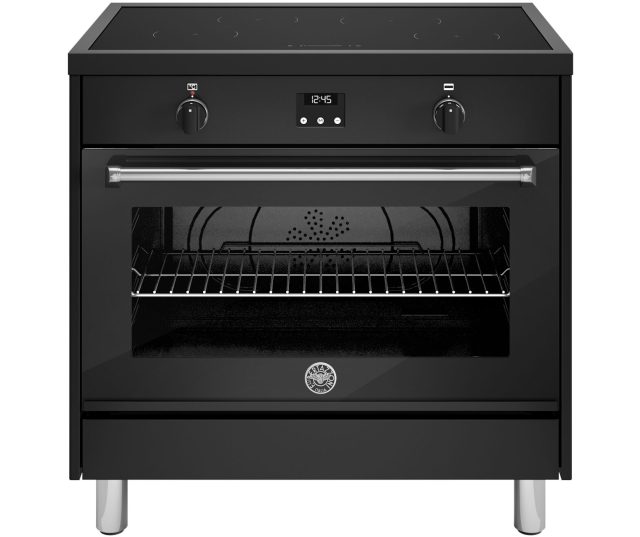 Bertazzoni MPL94IT1ENNE2 fornuis vooraanzicht met inductiekookplaat, digitaal display en geopende oven met rooster