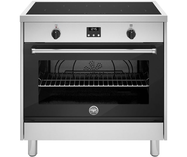 Bertazzoni MPL94IT1EXE2 fornuis, vooraanzicht met inductiekookplaat, bedieningspaneel met draaischakelaars en digitaal display, en ovenruimte met grillrooster zichtbaar