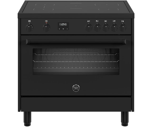 Bertazzoni MPL95I1ETNT2 fornuis vooraanzicht met inductiekookplaat, bedieningsknoppen, digitaal display en geopende oven met ruit
