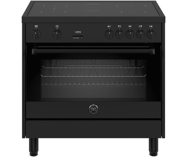 Bertazzoni MPL95I1ETNV2 fornuis vooraanzicht met inductiekookplaat, bedieningsknoppen en geopende ovendeurbak met rooster