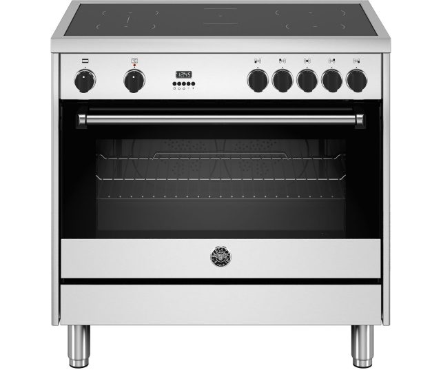 Bertazzoni MPL95I1EXV2 fornuis vooraanzicht met inductiekookplaat, bedieningsknoppen en open ovenruimte met roosters