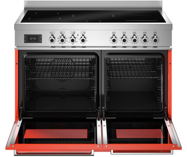 Bertazzoni PRO105I2EART2 fornuis met geopende ovendeuren, zichtbare roosters en uitschuifbare rode pannen
