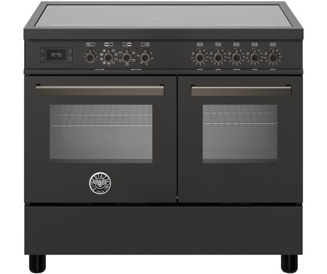 Bertazzoni PRO105I2ECAT2 fornuis vooraanzicht met inductiekookplaat, dubbele oven en bedieningspaneel