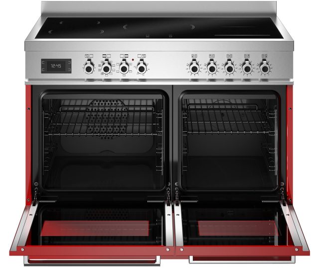 Bertazzoni PRO105I2EROT2 met geopende ovendeurs, zichtbare roosters en uitschuifbare pannen