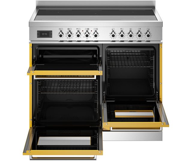 Bertazzoni PRO105I3EGIT2 fornuis met geopende ovens en laden, interieur met roosterkast zichtbaar