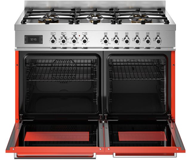 Bertazzoni PRO106L2EART2 fornuis met geopende ovendeurs, zichtbare roosters en rode grijpschalen