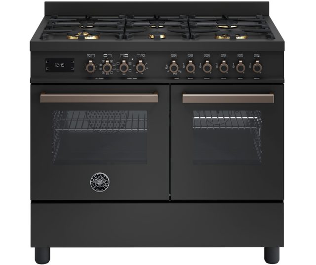 Bertazzoni PRO106L2ECAT2 fornuis vooraanzicht met zes gasbranders, bedieningspaneel en twee ovens gesloten