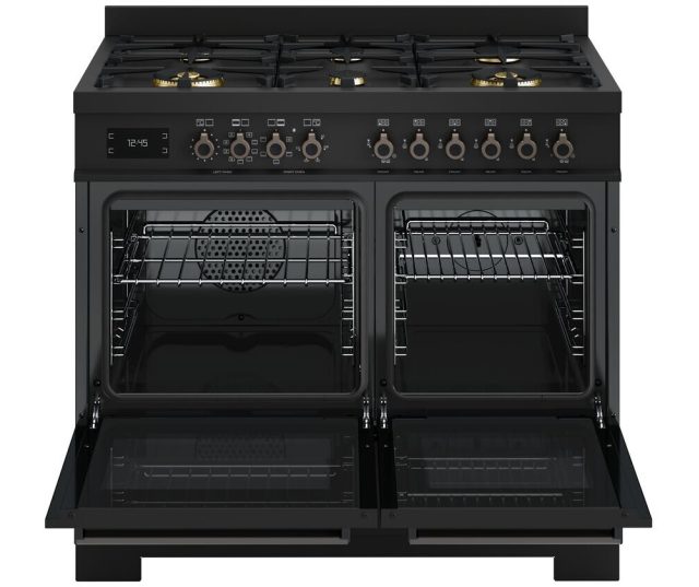 Geopende dubbele oven van Bertazzoni PRO106L2ECAT2 fornuis met roosterkassetten en bakplaat