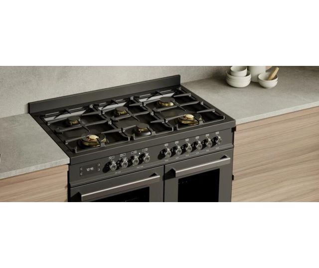Bertazzoni PRO106L2ECAT2 fornuis in keukensituatie geplaatst met zes gasbranders en dubbele oven