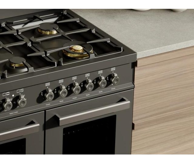 Gasbranders detail Bertazzoni PRO106L2ECAT2 met gouden ontstekingspiezen en bedieningsknoppen