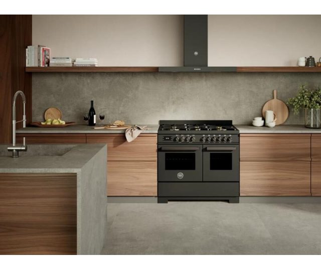 Bertazzoni PRO106L2ECAT2 professioneel fornuis ingebouwd in moderne keuken tussen houten kasten
