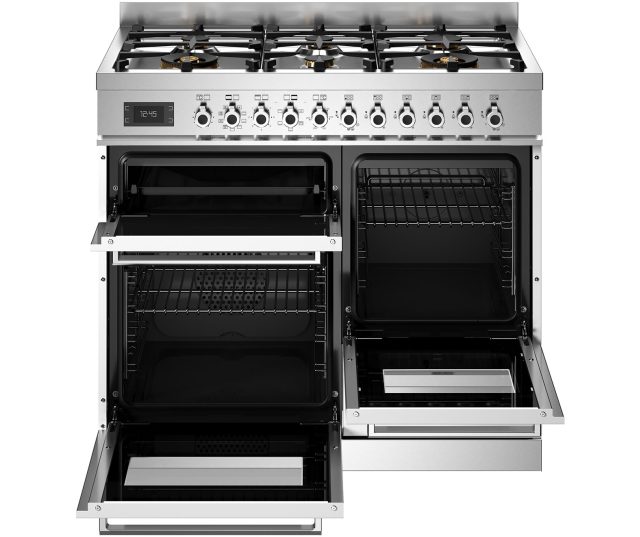 Bertazzoni PRO106L3EBIT2 fornuis met geopende ovendeuren en uitschuifbare bakplaten