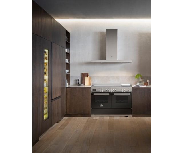Bertazzoni PRO125I2ENET2 fornuis ingebouwd in moderne keuken met houten kasten en afzuigkap