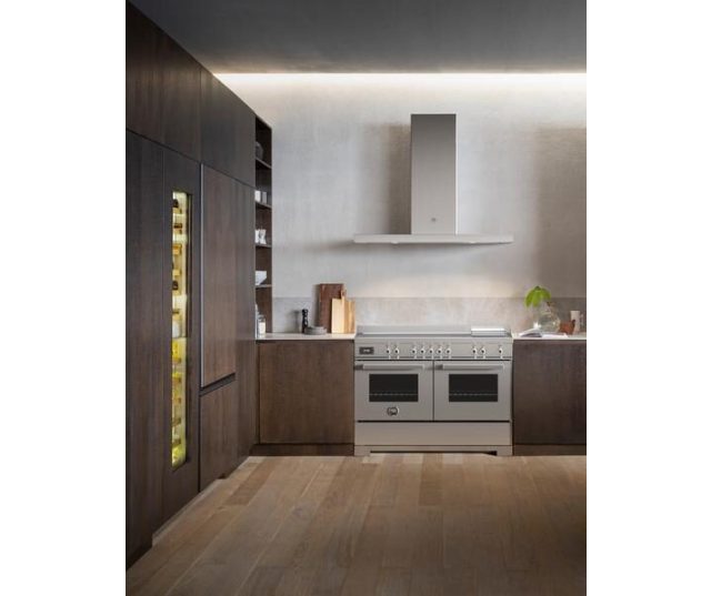 Bertazzoni PRO125I2EXT2 fornuis ingebouwd in moderne keuken tussen donkere kasten