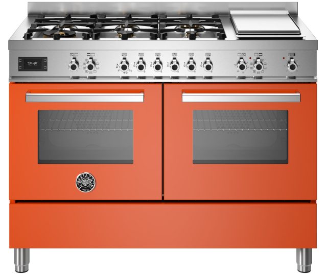 Bertazzoni PRO126G2EART2 fornuis vooraanzicht met oranje frontpaneel, dubbele oven en gaskookplaat met griddle