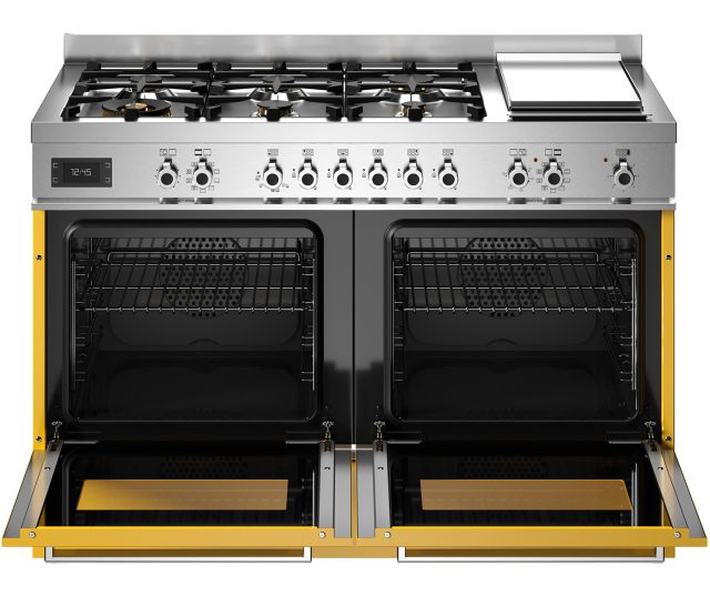 Bertazzoni PRO126G2EGIT2 fornuis met beide ovendeuren geopend, gele zijpanelen en verwisselbare roosters zichtbaar