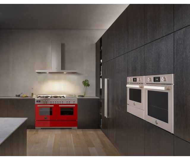 Bertazzoni PRO126G2EROT2 rood fornuis in moderne donkere keukensituatie geïnstalleerd