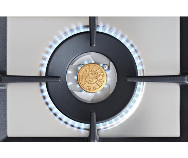 Bertazzoni PRO126G2EXT2 gasbranderkop detail met messing knop en blauwe vlam