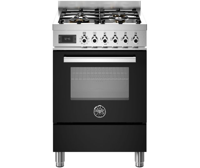 Bertazzoni PRO64L1ENET2 fornuis vooraanzicht met vier gaskookplaten, bedieningspaneel en geopende oven