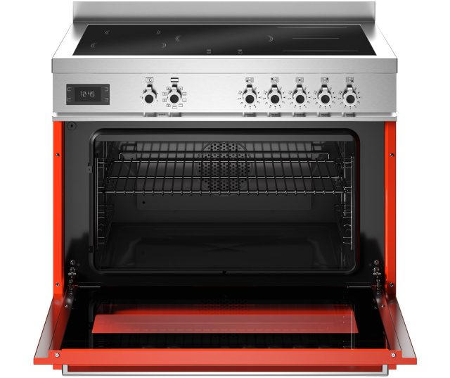 Bertazzoni PRO95I1EART2 fornuis met geopende ovendeur, zichtbaar interieur met rooster en rode aanzuigplaat