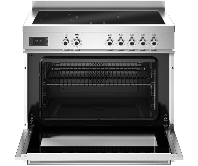 Bertazzoni PRO95I1EBIT2 fornuis met geopende ovenlade en zichtbaar oveninterieur met roostervlakken