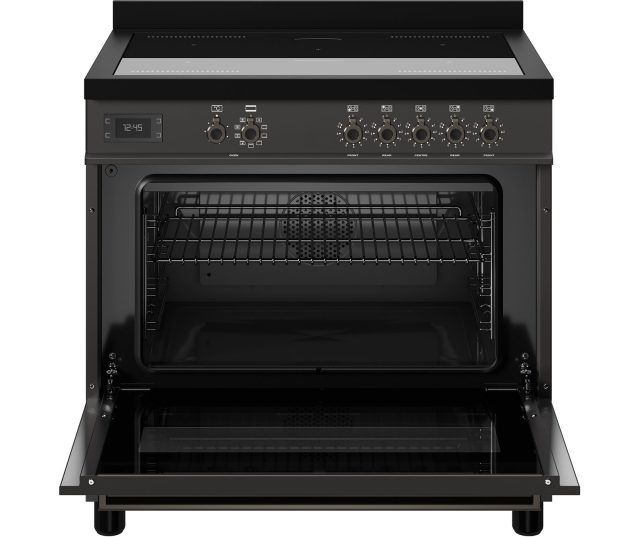 Bertazzoni PRO95I1ECAT2 fornuis met geopende ovenklep toont interieur en rooster