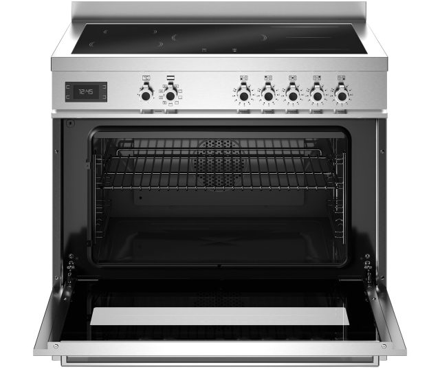 Bertazzoni PRO95I1EXT2 fornuis met geopende ovendeur, zichtbaar interieur met grill en rooster