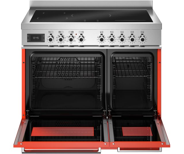 Bertazzoni PRO95I2EART2 fornuis met geopende ovendeuren en uitgetrokken laden, interieur met roosters zichtbaar
