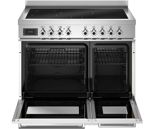 Bertazzoni PRO95I2EBIT2 fornuis met geopende ovendeuren en uitgetrokken laden, interieur met roosterkanten zichtbaar