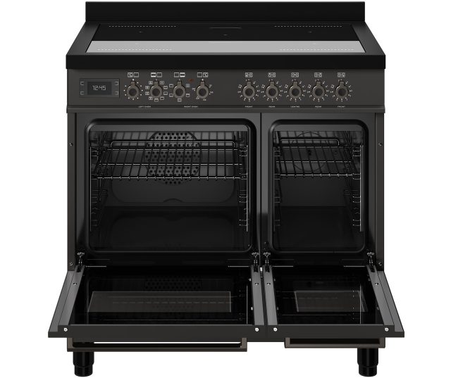 Bertazzoni PRO95I2ECAT2 fornuis met geopende ovendeur en uittrekbare onderkast