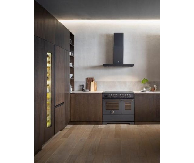 Bertazzoni PRO95I2ECAT2 fornuis in keukenopstelling met wandafzuiger en marmeren werkblad