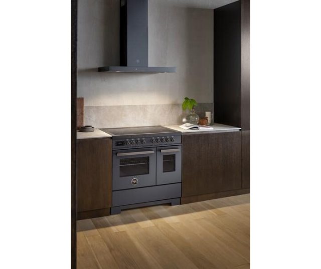 Bertazzoni PRO95I2ECAT2 fornuis in moderne donkerhouten keuken met zwarte afzuigkap