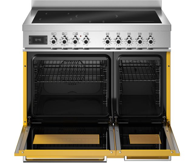 Bertazzoni PRO95I2EGIT2 fornuis geopend met twee ovens, geopende lades en roostersen
