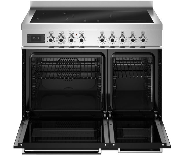 Bertazzoni PRO95I2ENET2 fornuis met geopende ovendeurs en zichtbare roosterkorf