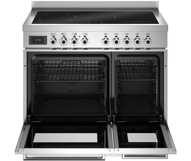 Bertazzoni PRO95I2EXT2 fornuis met beide ovendeurs geopend en uittrekbare pannen