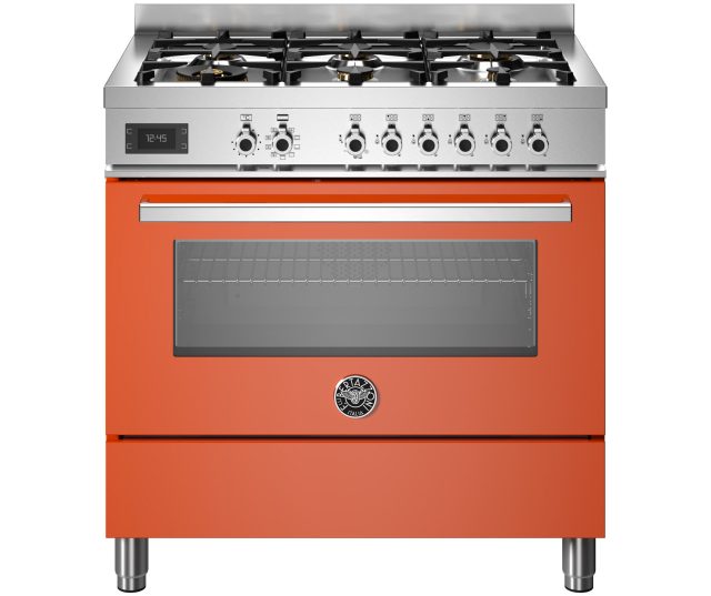Bertazzoni PRO96L1EART2 fornuis vooraanzicht met zes gasbranders, bedieningspaneel en oranje kastdeur