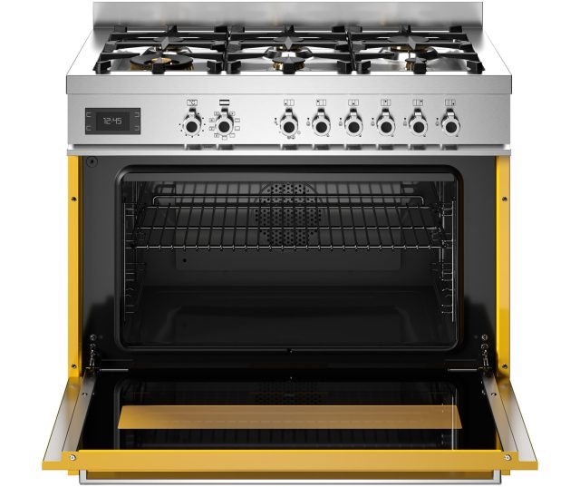 Bertazzoni PRO96L1EGIT2 fornuis met geopende ovendeur, zichtbare roosterzijden en gele deurkader