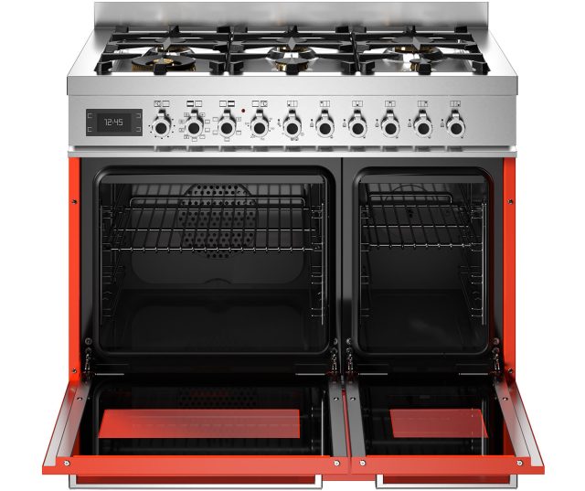 Bertazzoni PRO96L2EART2 fornuis met geopende ovendeure, zichtbare roostels en rode onderkasten