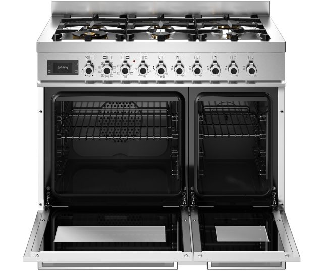 Bertazzoni PRO96L2EBIT2 fornuis met open deuren, twee ovens met roosters en opvanglade zichtbaar