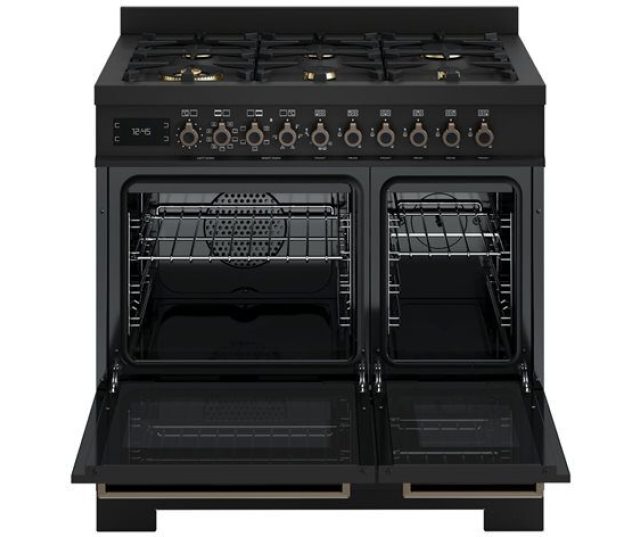 Bertazzoni PRO96L2ECAT2 fornuis geopende deuren met zicht op twee oveninterieur met roosters en voetsteun