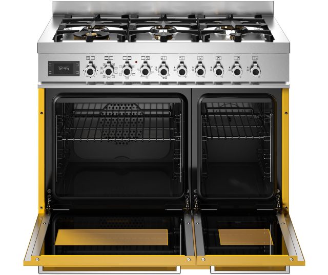 Bertazzoni PRO96L2EGIT2 fornuis met geopende ovendeur, twee ovens met roosters en gele greepafdekking zichtbaar