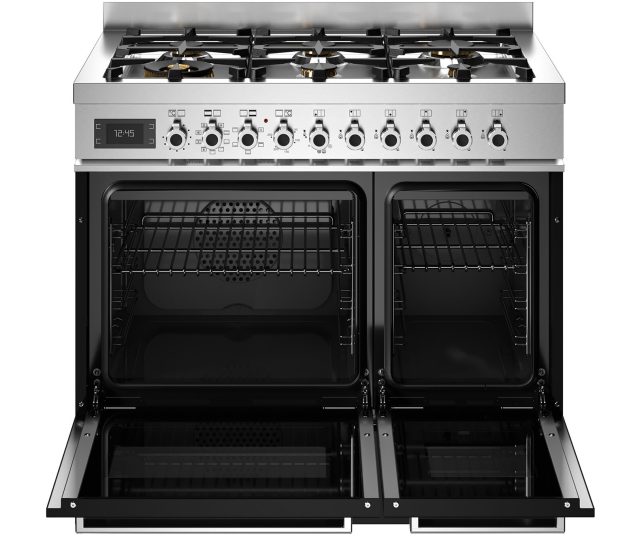 Bertazzoni PRO96L2ENET2 fornuis met geopende ovendeuren en uitschuifbare bakplaten