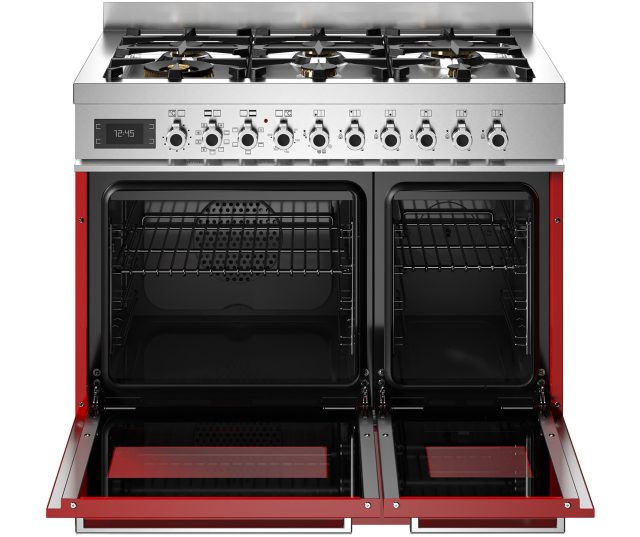 Bertazzoni PRO96L2EROT2 fornuis met geopende ovendeure, twee interieurkamers met roosters en rode bedieningspaneel onderaan