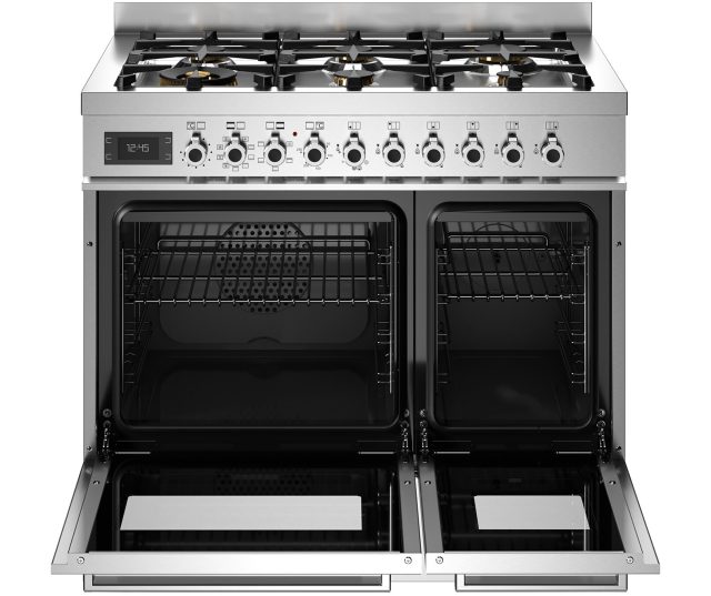 Bertazzoni PRO96L2EXT2 fornuis met geopende ovendeuren, zichtbare roosterschappen en lege ovencaviteiten