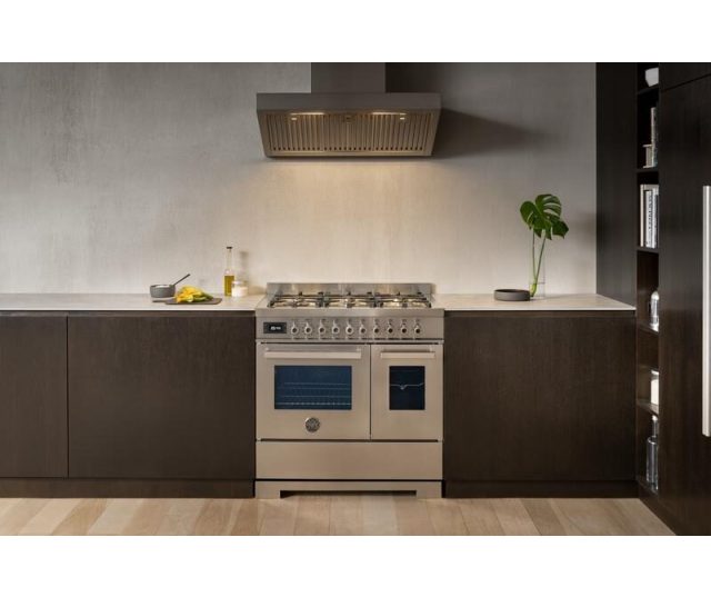 Bertazzoni PRO96L2EXT2 fornuis in keukensituatie tussen donkere kasten, onder afzuigkap