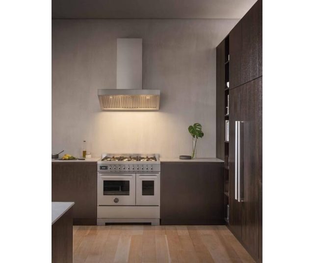 Bertazzoni PRO96L2EXT2 fornuis in moderne keuken met houten vloer en donkere wandkasten