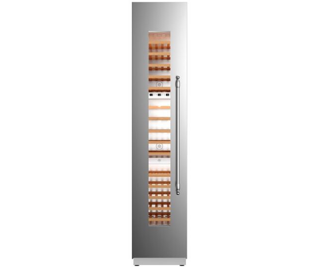Bertazzoni RWC45S5TPLS wijnkoelkast vooraanzicht, gesloten deur met glazen venster en houten wijnflessen op legplanken