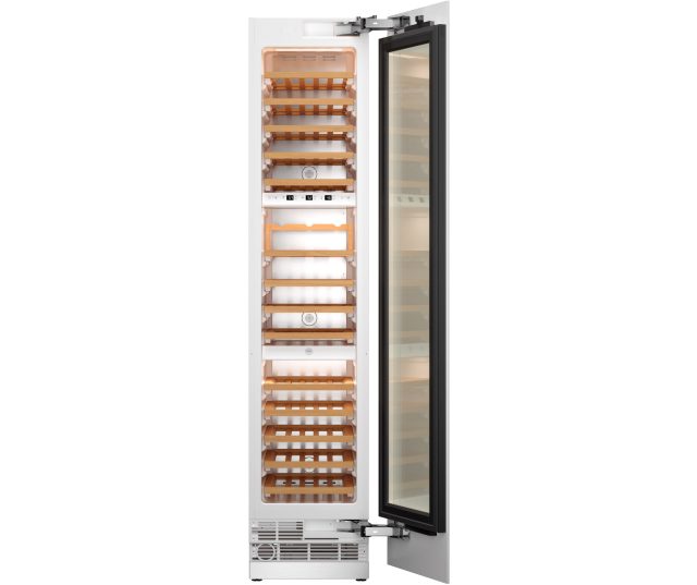 Bertazzoni RWC45S5TPRS wijnkoelkast geopende deur met houten wijnrekken en glazen paneel zichtbaar