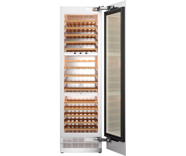 Bertazzoni RWC60S5TPNS wijnkoelkast geopende deur met houten wijnrekken en bedieningspaneel zichtbaar
